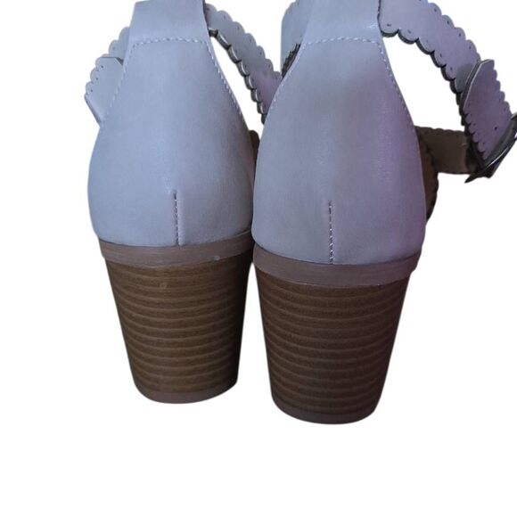 Sbicca Women's Size 7 Beige Tan Scalloped Cross Strap Low Square Heels - Picture 7 of 7